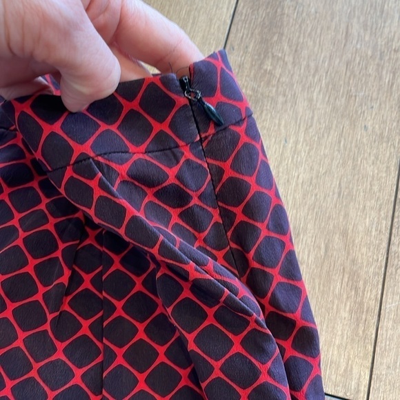 Club Monaco black and red silk Dress Shorts with pockets, office, size 6 - Picture 5 of 9